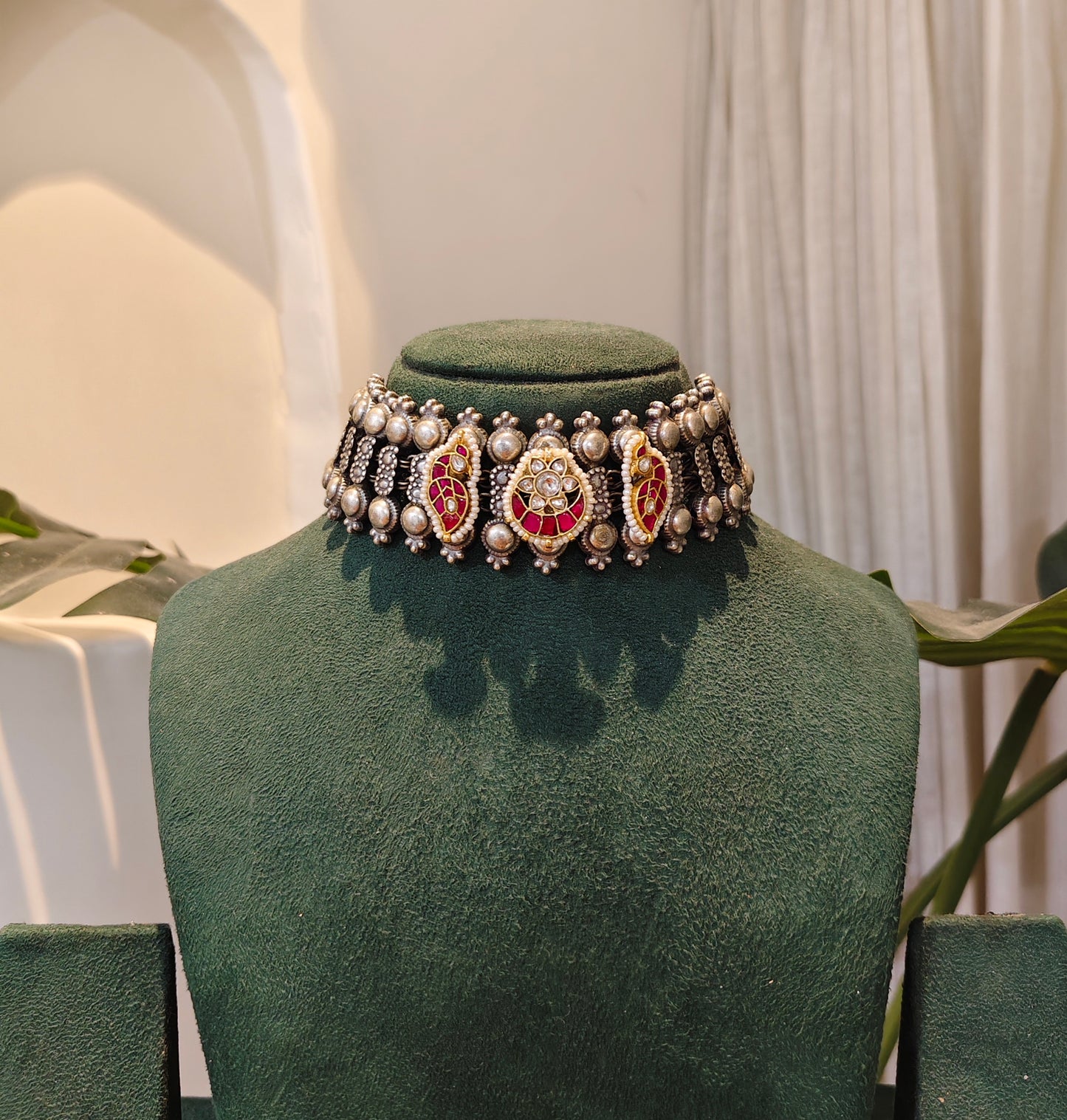 Beautiful Designer Kundan Detailing Sleek Choker
